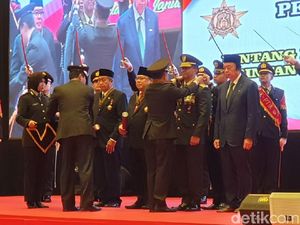 Polri Beri Tanda Kehormatan ke Jenderal Andika Perkasa