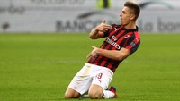 Piatek, yang pertama kalinya diturunkan sebagai starter, menjadi bintang berkat torehan dua gol pada menit ke-11 dan 27. Marco Luzzani/Getty Images.