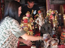 Jelang Imlek, Patung Dewa Usia 400 Tahun di Jombang Dimandikan