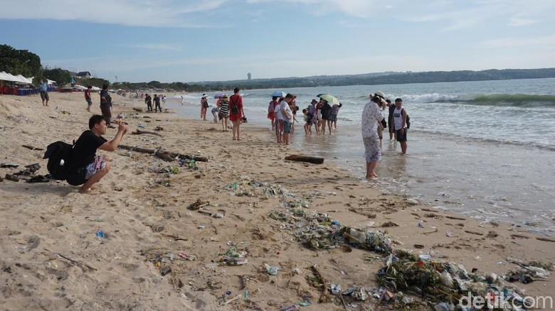 Foto: Pantai Jimbaran yang tampak kotor (Aditya Mardiastuti/detikTravel)