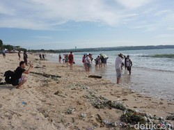 Turis China Mengeluh, Banyak Sampah di Pantai Jimbaran