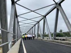 Ke Bekasi, Jokowi Ditemani Gibran Cek Jembatan Baru dan Panen Udang