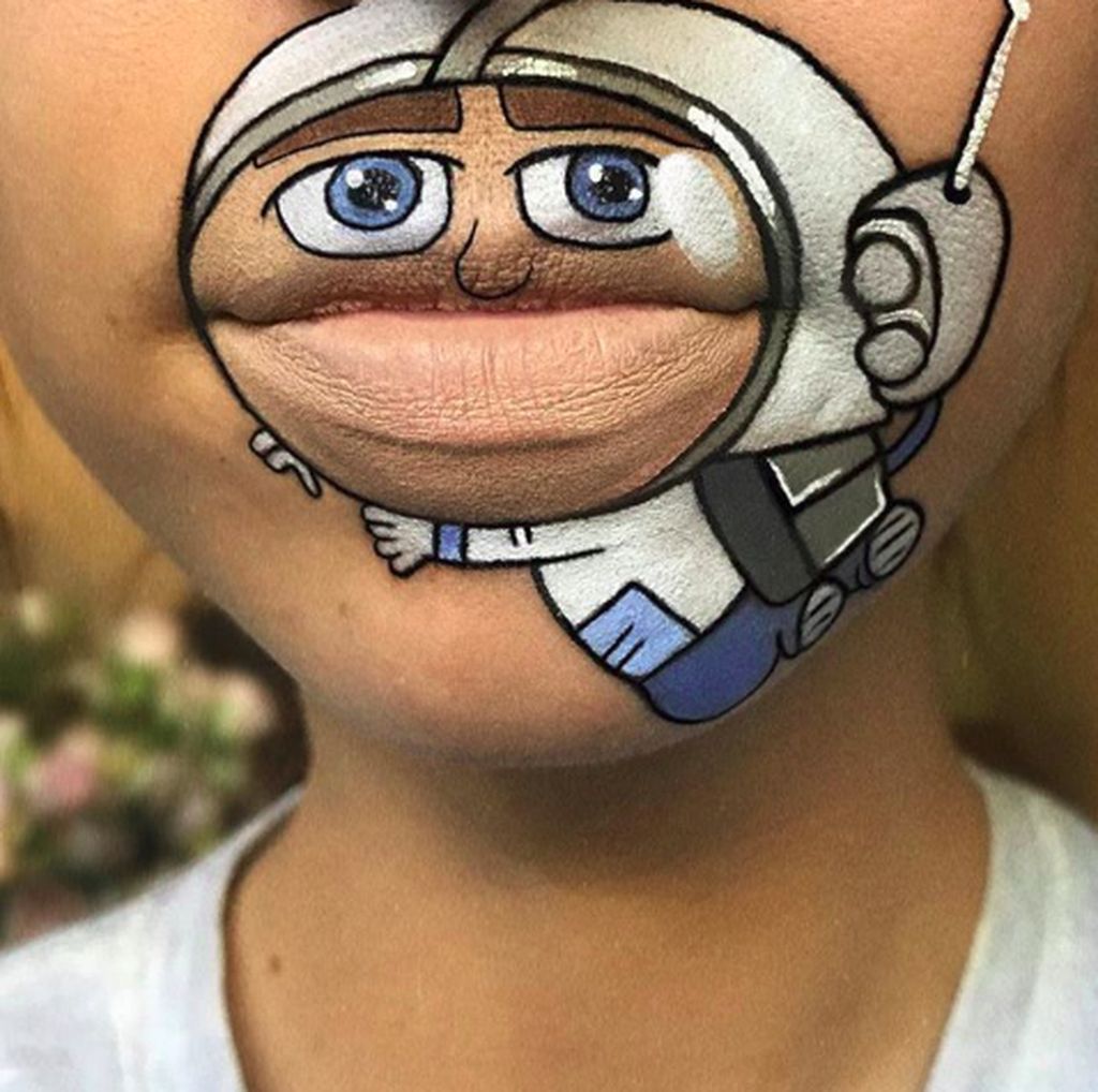 Saya menemukan gambar dan kemudian memegang ke cermin sebagai panduan dan menggambar langsung ke wajah saya - itu lebih mudah daripada yang Anda pikirkan! tambahnya. (Foto: Instagram/Laura Jenkinson)