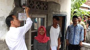 Momen Jokowi Beri Sambungan Listrik Gratis di Muara Gembong
