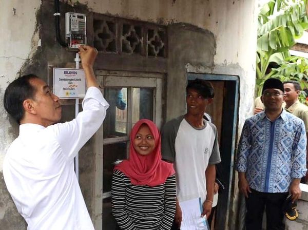 Momen Jokowi Beri Sambungan Listrik Gratis di Muara Gembong