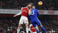 Usai melakukan penghormatan untuk Sala. Pertandingan babak awal pun berlangsung. Strategi saling serang ditunjukan kedua tim sejak awal peluit ditiup. Peter Cziborra/Reuters.