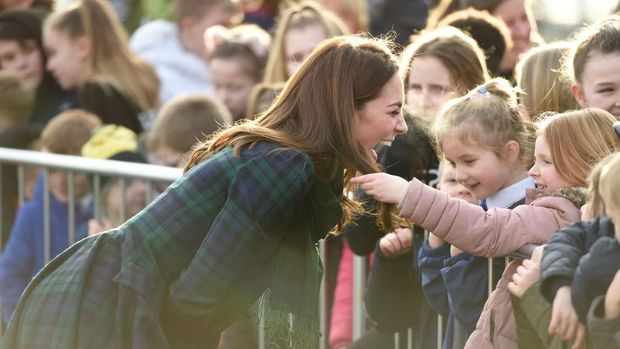 Reaksi Manis Kate Middleton Saat Seorang Anak Sentuh Rambutnya