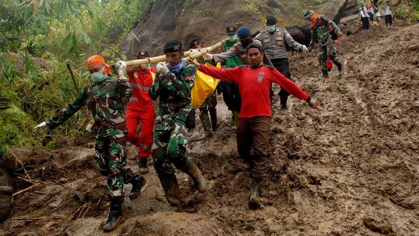 Tim SAR Terus Cari Korban Banjir dan Tanah Longsor di Sulsel