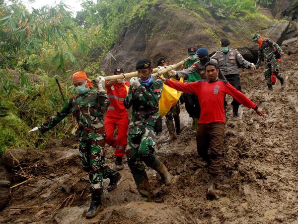 Tim SAR Terus Cari Korban Banjir dan Tanah Longsor di Sulsel