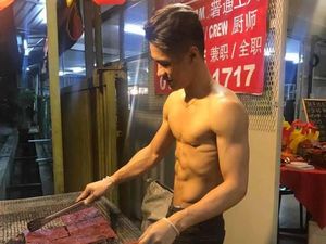 Pria Penjual Daging Telanjang Dada, Perut Kotak-kotaknya Bikin Meleleh