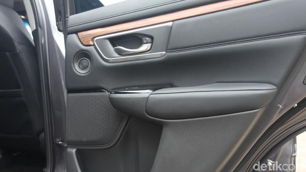 Panel kayu di pintu Honda CR-V