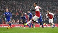 Namun, gol pembuka untuk Arsenal lahir di menit ke-65. Pierre-Emerick Aubameyang menjadi pemain yang berhasil membobol gawang Cardiff City. Peter Cziborra/Reuters.