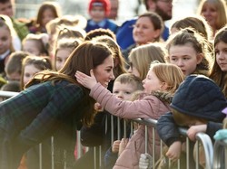 Reaksi Manis Kate Middleton Saat Seorang Anak Sentuh Rambutnya