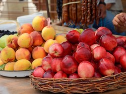 Selain Jeruk, Ini 7 Buah Pembawa Keberuntungan yang Wajib Ada Saat Imlek