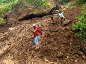Video: Keluarga dengan 9 Anak Selamat dari Banjir Bandang Sulsel Video: Keluarga dengan 9 Anak Selamat dari Banjir Bandang Sulsel