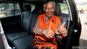 Masa Tahanan Diperpanjang KPK, Hobby Siregar Beri Senyum dan Jempol