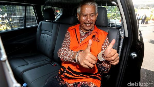 Masa Tahanan Diperpanjang KPK, Hobby Siregar Beri Senyum dan Jempol