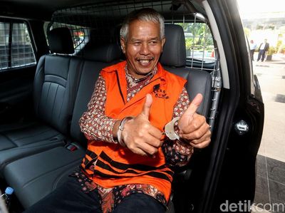 Masa Tahanan Diperpanjang KPK, Hobby Siregar Beri Senyum dan Jempol
