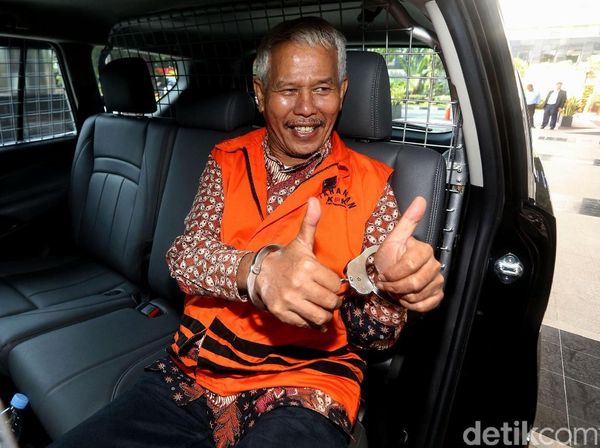 Masa Tahanan Diperpanjang KPK, Hobby Siregar Beri Senyum dan Jempol