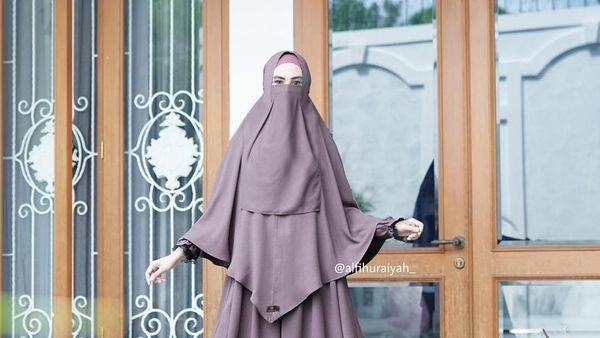 Foto: Gaya Selebriti Bercadar, Ummi Pipik hingga Zaskia Sungkar