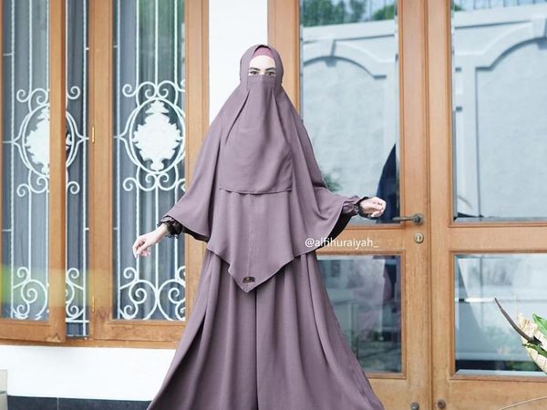 Foto: Gaya Selebriti Bercadar, Ummi Pipik hingga Zaskia Sungkar