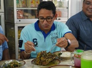 Ekspresi Sandi yang Banjir Keringat Saat Santap Ikan Manyung