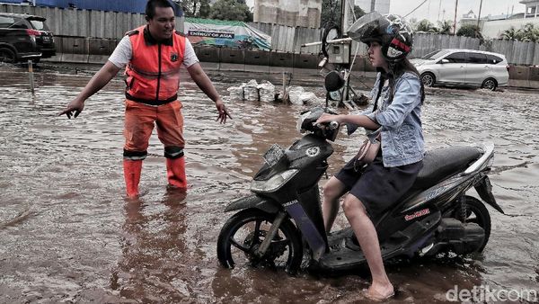 Aksi Sigap Pasukan Oranye Bantu Pengendara Terobos Banjir