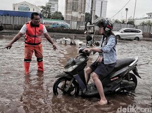 Aksi Sigap Pasukan Oranye Bantu Pengendara Terobos Banjir Aksi Sigap Pasukan Oranye Bantu Pengendara Terobos Banjir