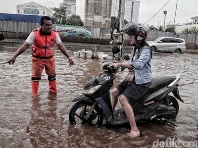 Aksi Sigap Pasukan Oranye Bantu Pengendara Terobos Banjir