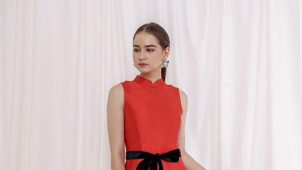 7 Cheongsam Glamour Hingga Batik yang Cantik Dikenakan Saat Imlek