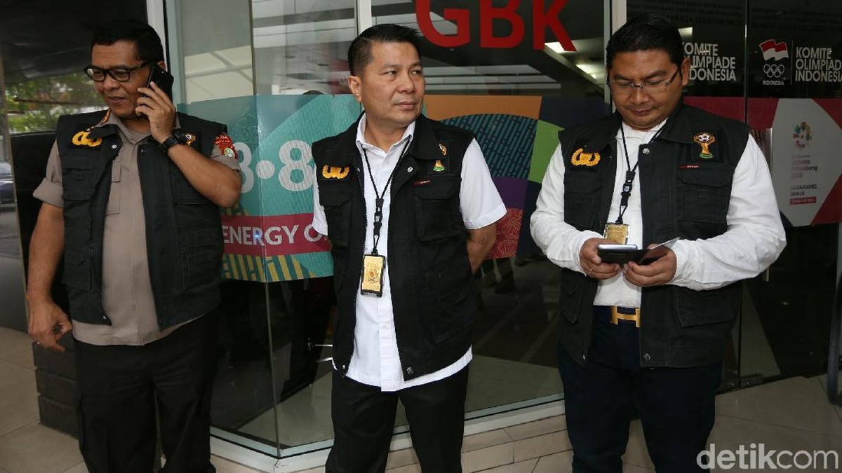 Satgas Anti Mafia Bola geledah kantor PSSI. (Foto: Agung Pambudhy)