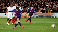 Hasilnya Coutinho mampu membawa Barca memimpin 1-0 lewat titik putih pada menit ke-13 ketika Messi dilanggar Quincy Promes saat memasuki kotak terlarang. REUTERS/Albert Gea.