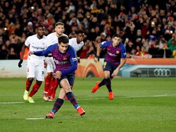 Hasilnya Coutinho mampu membawa Barca memimpin 1-0 lewat titik putih pada menit ke-13 ketika Messi dilanggar Quincy Promes saat memasuki kotak terlarang. REUTERS/Albert Gea.