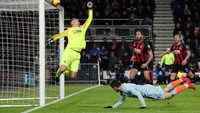 Artur Boruc berhasil mengamankan gawangnya dari serangan Mateo Kovacic. Reuters/Hannah McKay.