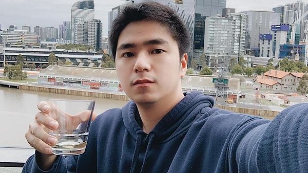 Gaya Kulineran Kevin Hendrawan, YouTuber yang Protes Bagasi Pesawat Berbayar