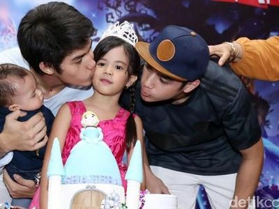 Manisnya Pose Safeea, Anak Ahmad Dhani dan Mulan Jameela Saat Kulineran