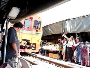 Maeklong, Pasar Thailand yang Dilewati Rel Kereta Api