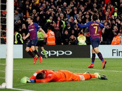 Memasuki babak kedua, Barca makin nafsu menyerang pertahanan Sevilla dan tak memberikan napas untuk tamunya itu. Barca akhirnya unggul agregat 3-2 setelah setelah umpan Suarez pada menit ke-53 disundul Coutinho untuk menjebol jala David Soriano. REUTERS/Albert Gea.