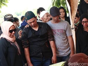 Tangis Suami Pecah saat Azankan Jenazah Saphira Indah