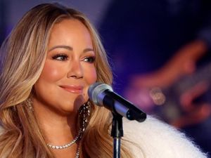 Challenge Tutup Botol ala Mariah Carey, Bukan Ditendang Tapi Pakai Suara Challenge Tutup Botol ala Mariah Carey, Bukan Ditendang Tapi Pakai Suara