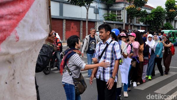 Aksi Jalan Mundur Puluhan Penyandang Disabilitas di Bandung