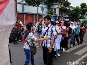Aksi Jalan Mundur Puluhan Penyandang Disabilitas di Bandung