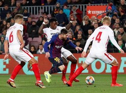 Semenit berselang, gawang Sevilla kebobolan untuk keempat kalinya ketika solo run Messi tak bisa dicegah para pemain lawan, sebelum memberikan assist yang dieksekusi sempurna oleh kaki kanan Sergi Roberto. REUTERS/Albert Gea.