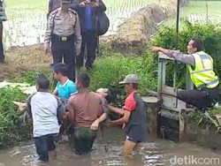 Sesosok Mayat Pria Tersangkut Pintu Saluran Air di Pasuruan