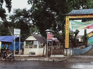 Tiga Siswa yang Asyik Main Kuda-Kudaan saat Guru Ngajar Disanksi Tiga Siswa yang Asyik Main Kuda-Kudaan saat Guru Ngajar Disanksi
