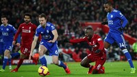 Naby Keita dijatuhkan di kotak penalti oleh Ricardo Pereira. Ini jadi insiden yang diprotes Liverpool karena tidak mendapat penalti. (Clive Brunskill/Getty Images)