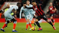 Joshua King berusaha melewati pengawalan pemain Chelsea. Dalam pertandingan ini, Joshua dua kali membobol gawang lawan. Dua gol itu dicetak di menit ke-47 dan 74. Reuters/John Sibley.