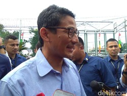 Sandi Akustikan Lagu Hadapi dengan Senyuman untuk Ahmad Dhani