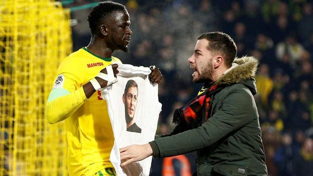 Para pemain Nantes merayakan gol dengan memamerkan kaus bergambar Emiliano Sala. (