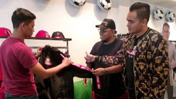 Penggemar Bola Kini Bisa Belanja Lewat Online